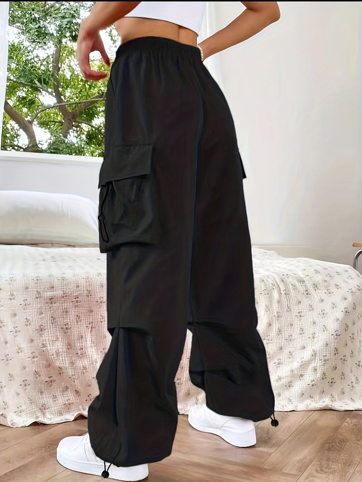 Women's Wide-Leg Cargo Trousers
